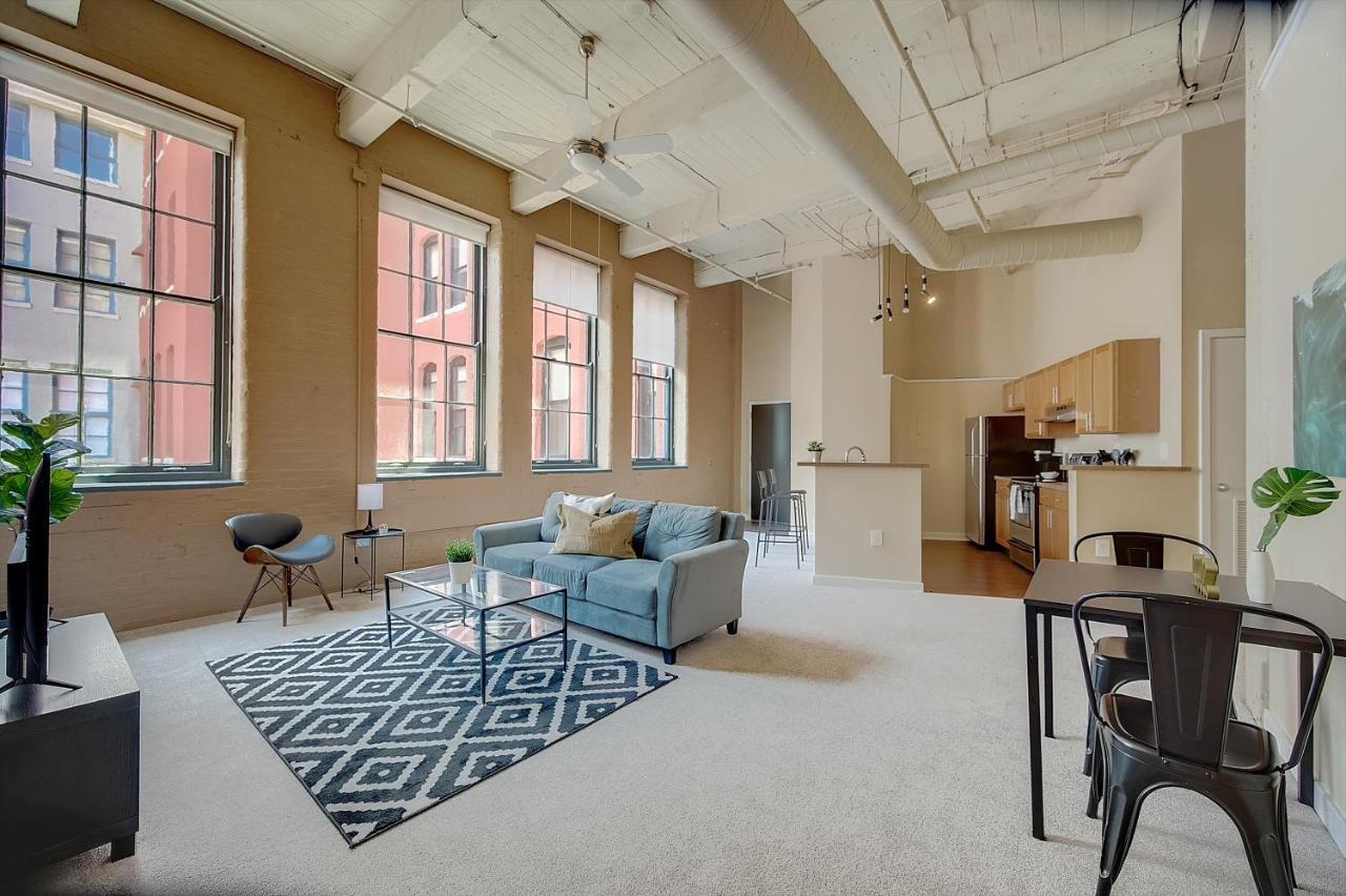 Frontdesk I Sycamore Place Apts Downtown Синсинати Стая снимка
