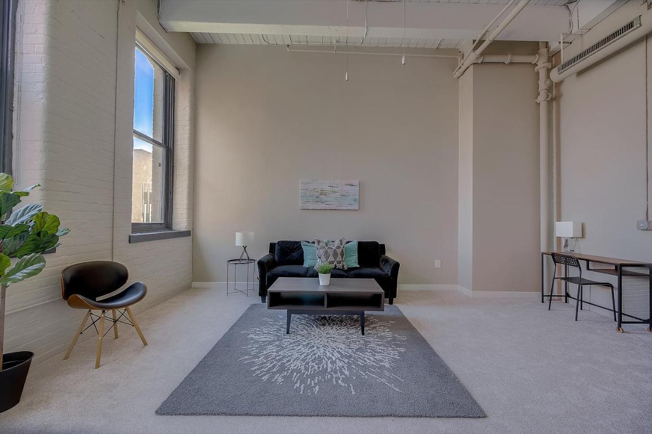 Frontdesk I Sycamore Place Apts Downtown Синсинати Стая снимка