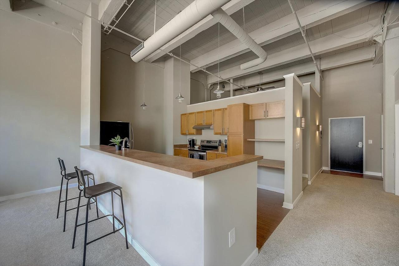 Frontdesk I Sycamore Place Apts Downtown Синсинати Екстериор снимка